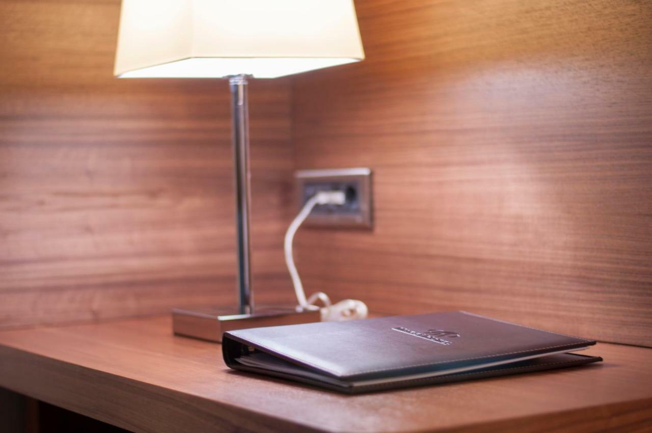 마르기 호텔 에디르네 외부 사진 A lamp plugged into a wall socket